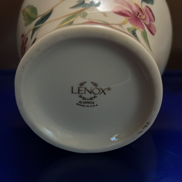 Lenox Rose Bud 5.5” Floral Vase with Gold Accents on Top & Bottom - Picture 6 of 6